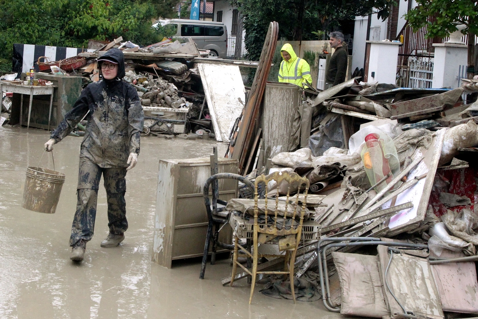 Alluvione, volontari al lavoro lungo il Savio