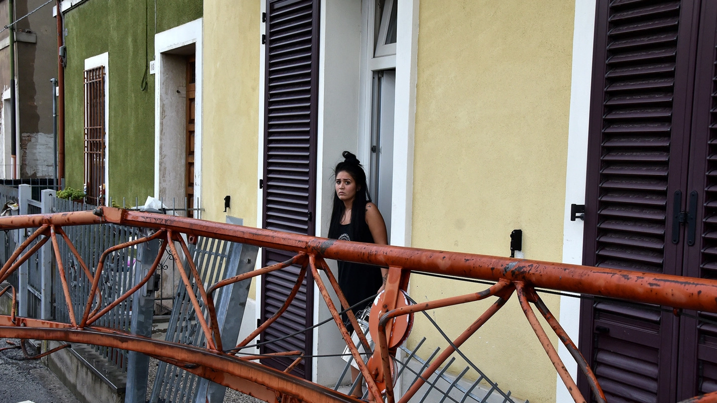 Maltempo a Forlì, la gru che è caduta sulle case (foto Fantini)