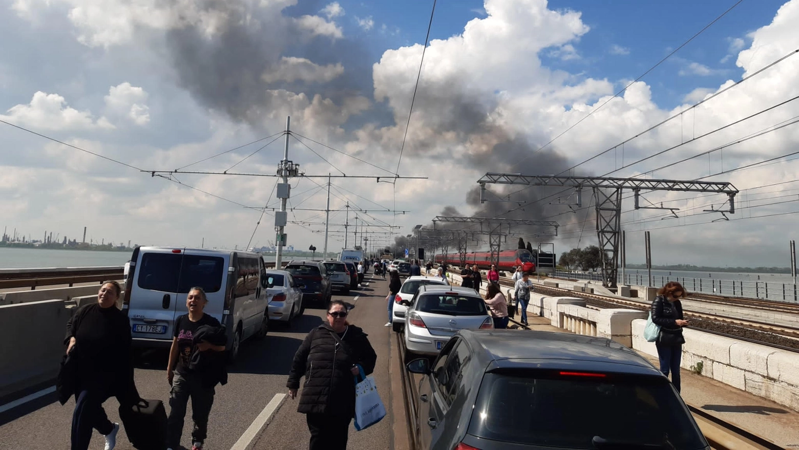 Bus in fiamme, bloccato il traffico sul ponte per Venezia