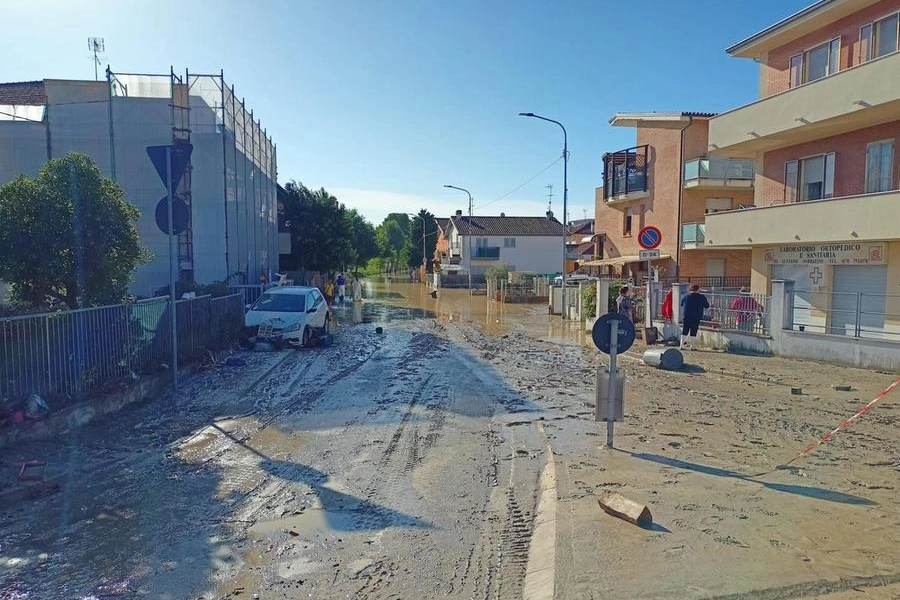 Le strade allagate  per l'ondata di piena del Misa a causa delle forti piogge a Senigallia