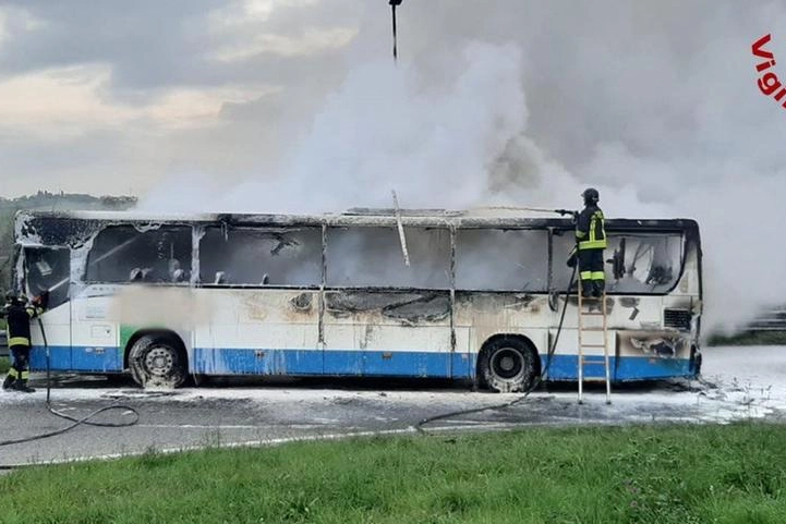 Il bus dopo l'incendio