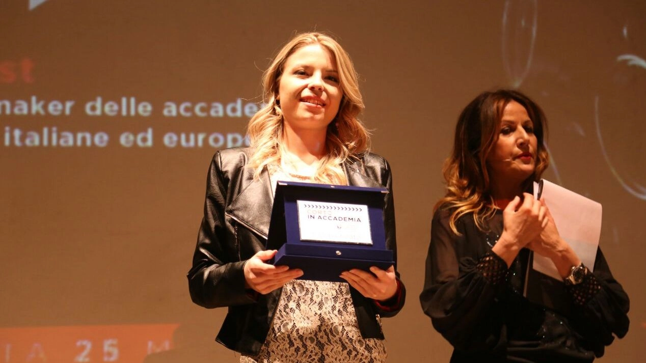 Alia Simoncini premiata dalla direttrice Paola Taddei