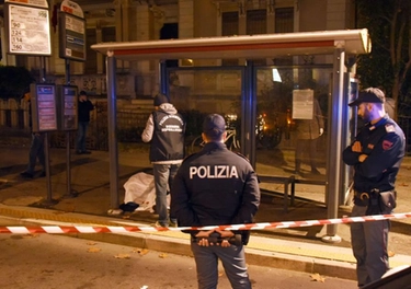 Omicidio Rimini, accoltellato alla fermata del bus: il giallo del movente