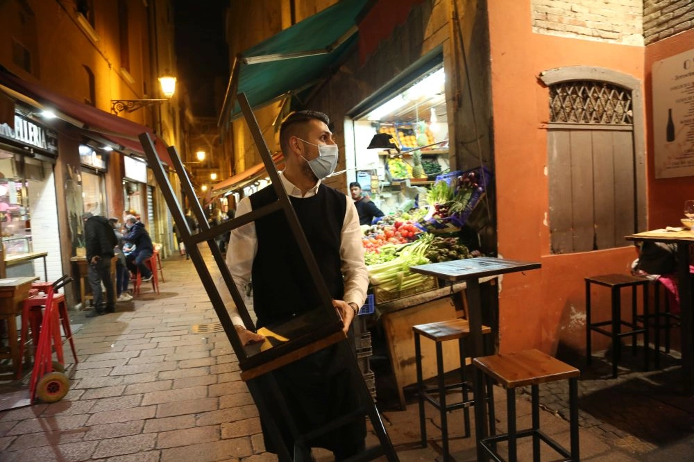 Anche a Bologna chiudono bar e ristoranti alle 18 (foto Schicchi)