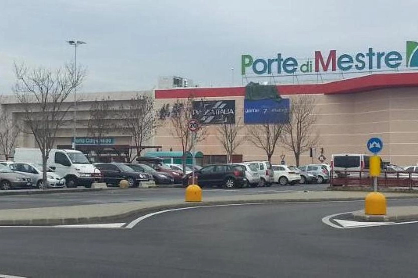 Sparatoria tra banditi e guardie giurate al centro commerciale Le Porte a Mestre