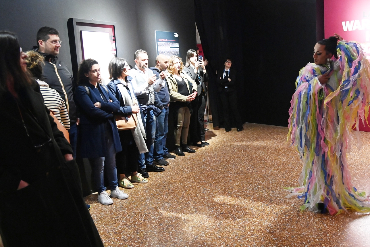 Il pubblico mentre assiste alla performance di Miss Pingy alla mostra di Palazzo Belloni