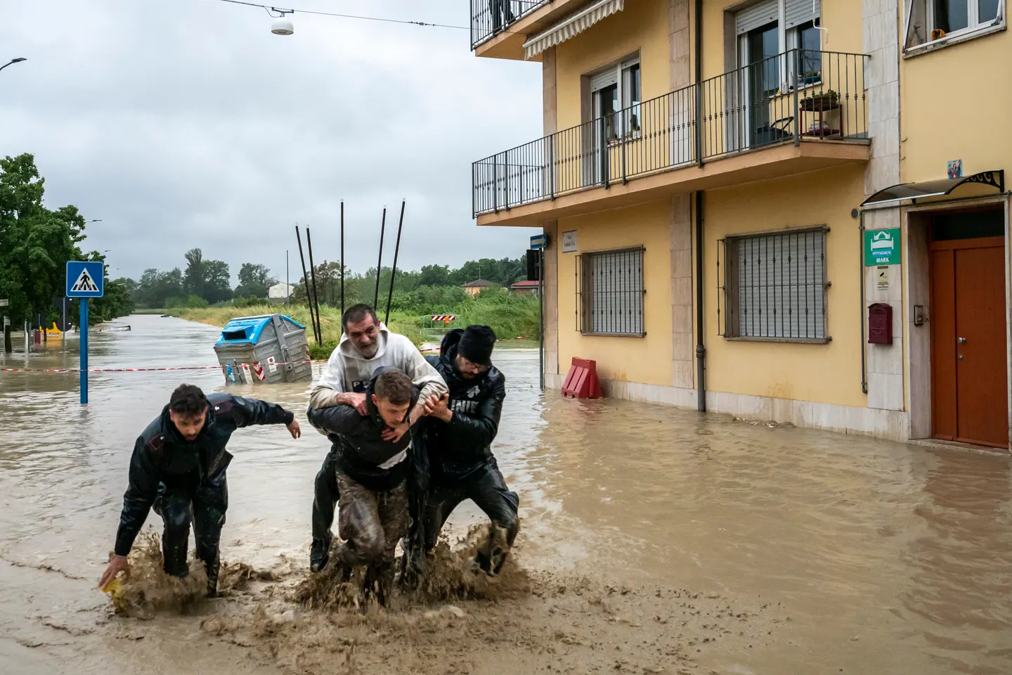 Alluvione a Faenza, il salvataggio di tre persone da parte dei carabinieri