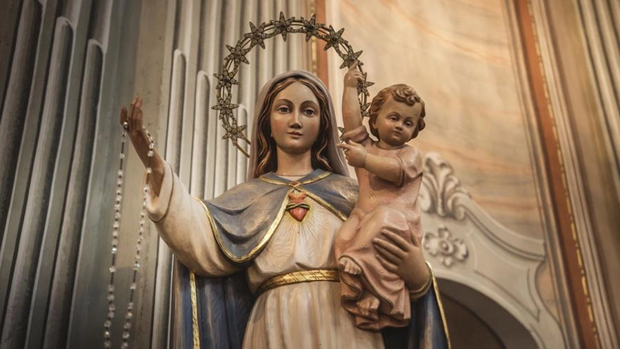 Statua della vergine Maria e di suo figlio Gesù