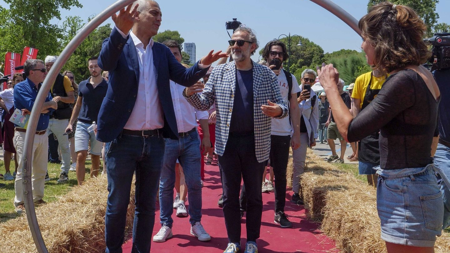Massimo Bottura apre il tendone facendo un invito al popolo dei vacanzieri: "Venite qui, siamo pronti". Sarà questa anche l’edizione con il più alto numero di donne protagoniste, ben tredici ai fornelli