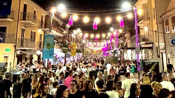 

Notte più rosa a Porto Sant'Elpidio: Fiume di Persone all'Evento