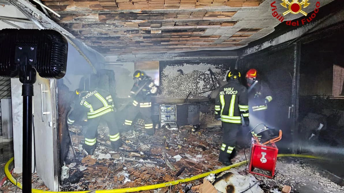 É successo nella notte a Camposampiero. A fuoco la cucina e danneggiato anche il soffitto. L’alloggio è inagibile