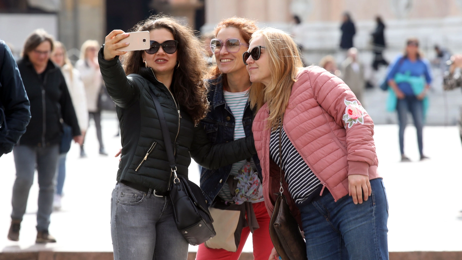 Turiste in centro a Bologna: ci si aspetta un boom di arrivi per il 25 aprile