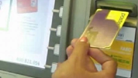 Sfruttando il rapporto sentimentale esistente con una ragazza, un uomo le ha sfilato 4000 euro col bancomat