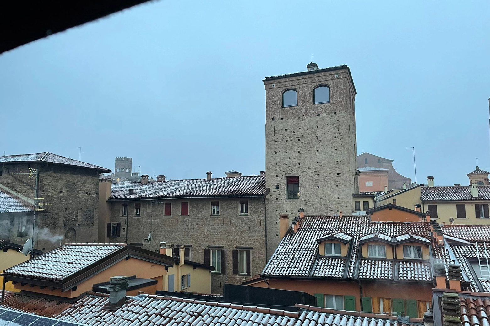 I tetti di Bologna imbiancati dalla prima neve