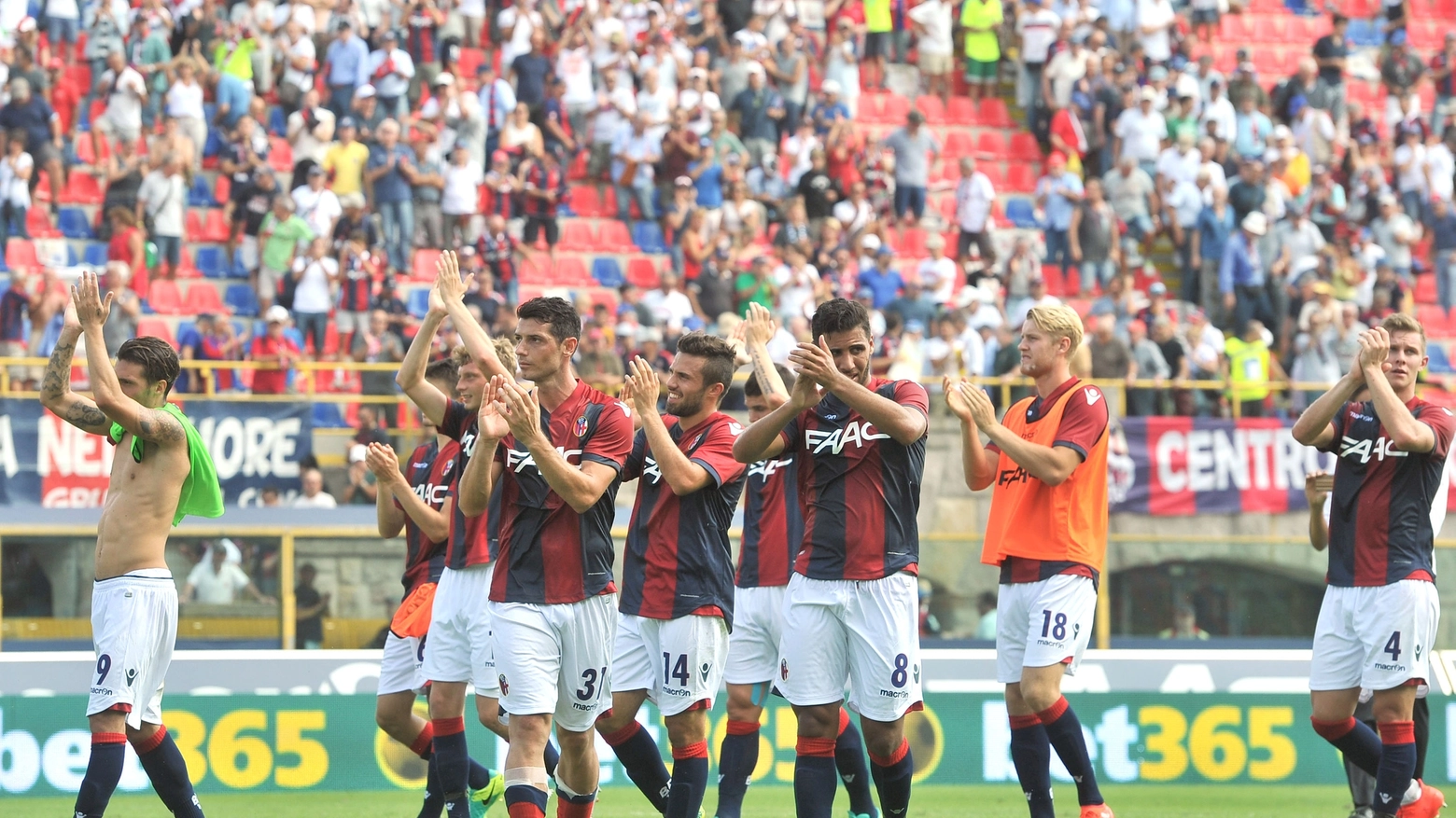 Bologna, i giocatori salutano il pubblico del Dall'ara (LaPresse)