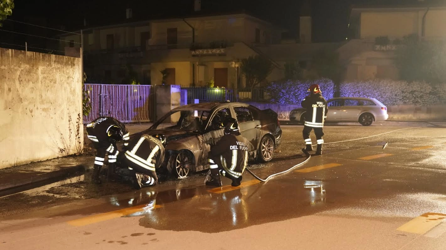 Porto Sant'Elpidio, l'auto incendiata (foto Zeppilli)