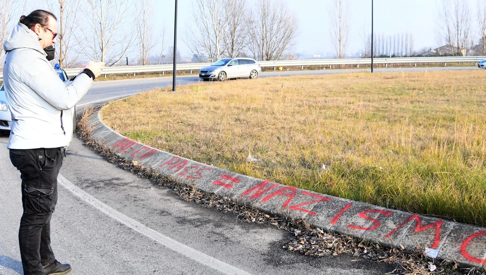 Scritte no-vax in via Bologna: interviene la Digos