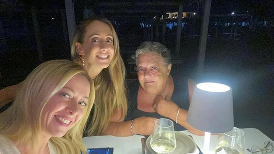Giorgia Meloni in una foto con la sorella Arianna e la madre ,Anna Paratore