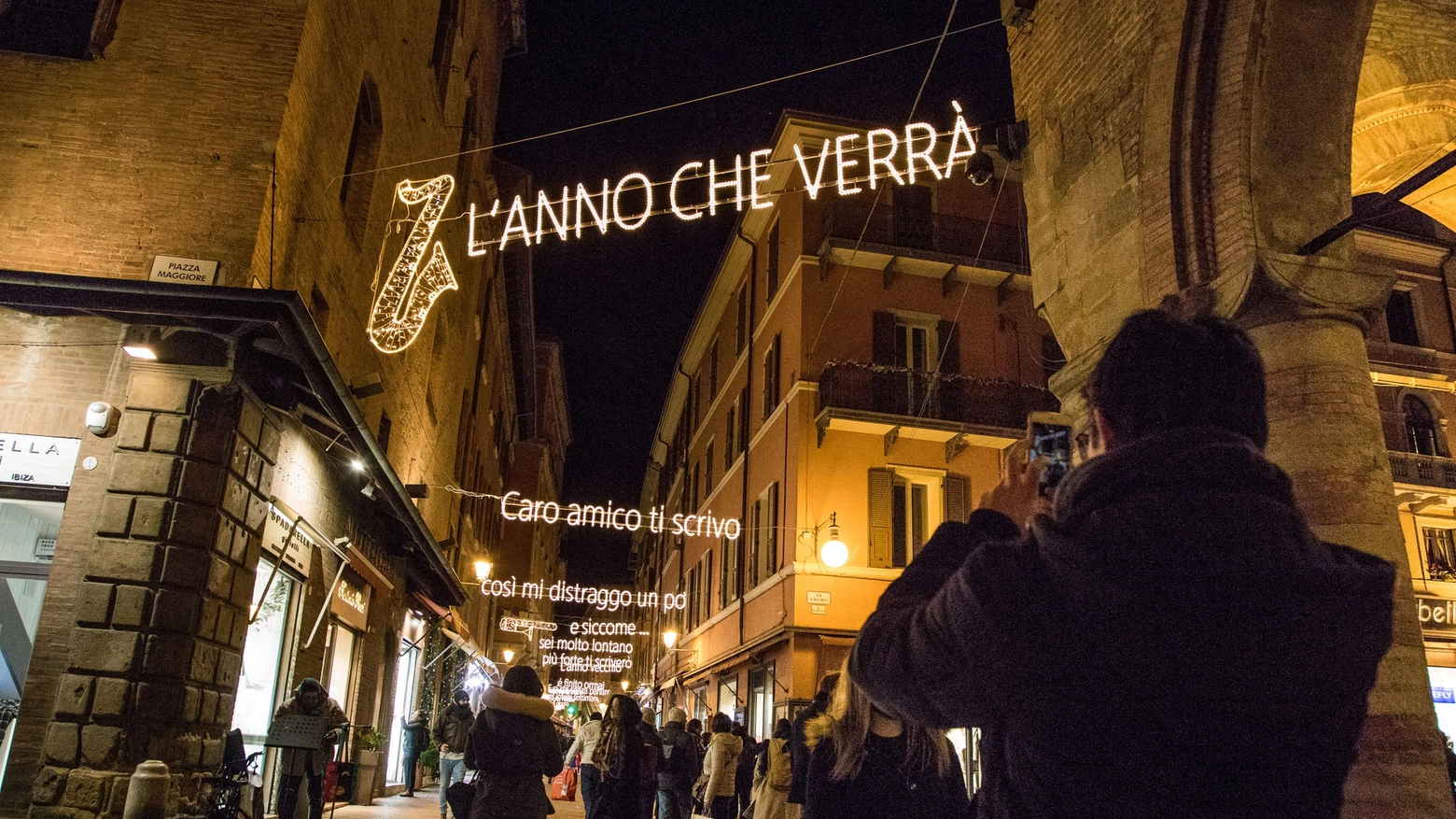 Pioggia di selfie con le luci dedicate a Lucio Dalla. Ora vanno all'asta (Dire)