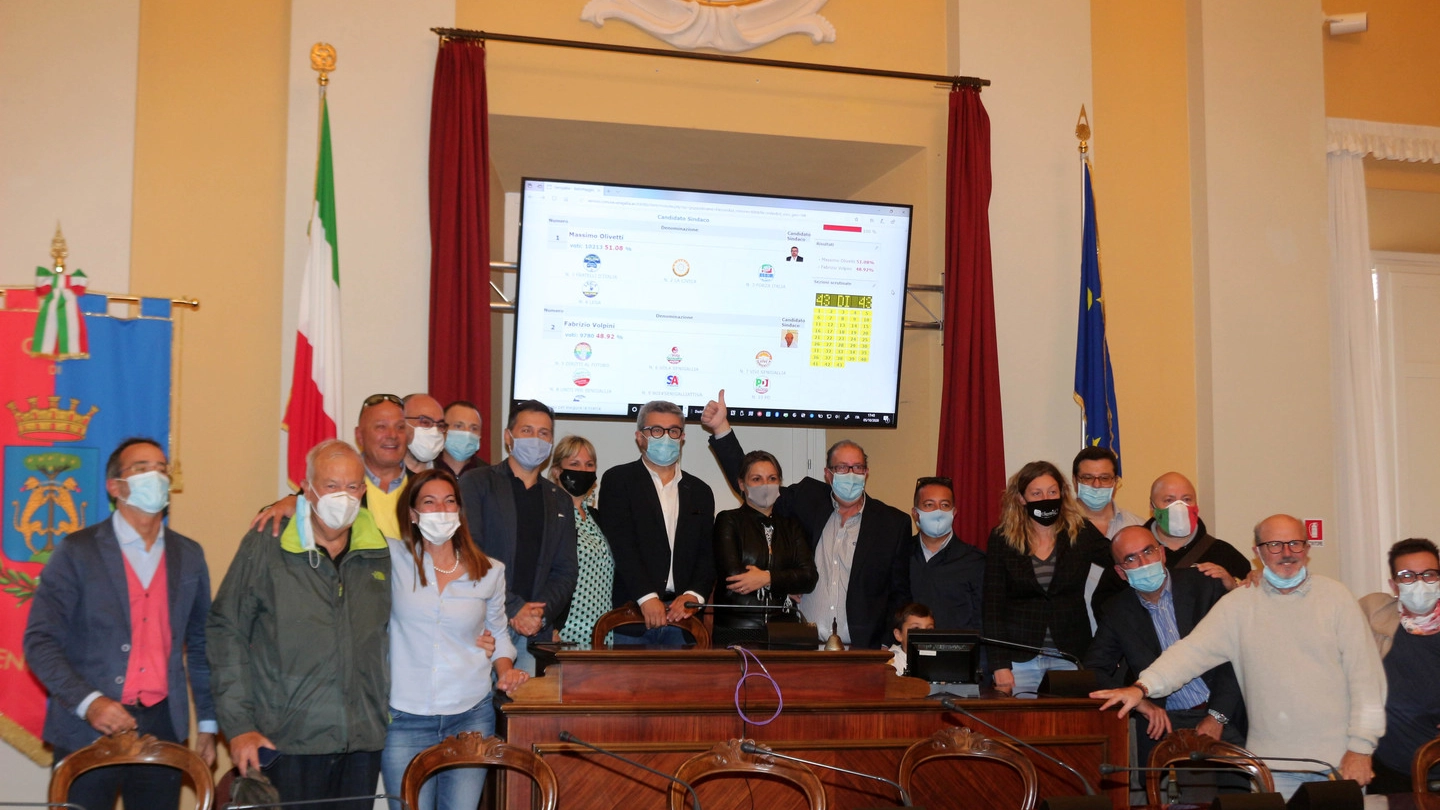 Elezioni Senigallia 2020, il neo sindaco Olivetti festeggia in Comune (Effimera)
