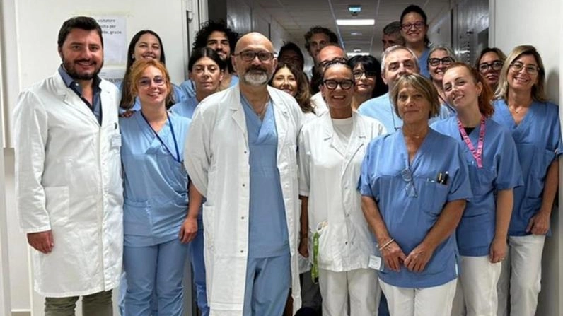 L’équipe chirurgica del primario Andrea Lucchi (al centro in prima fila)