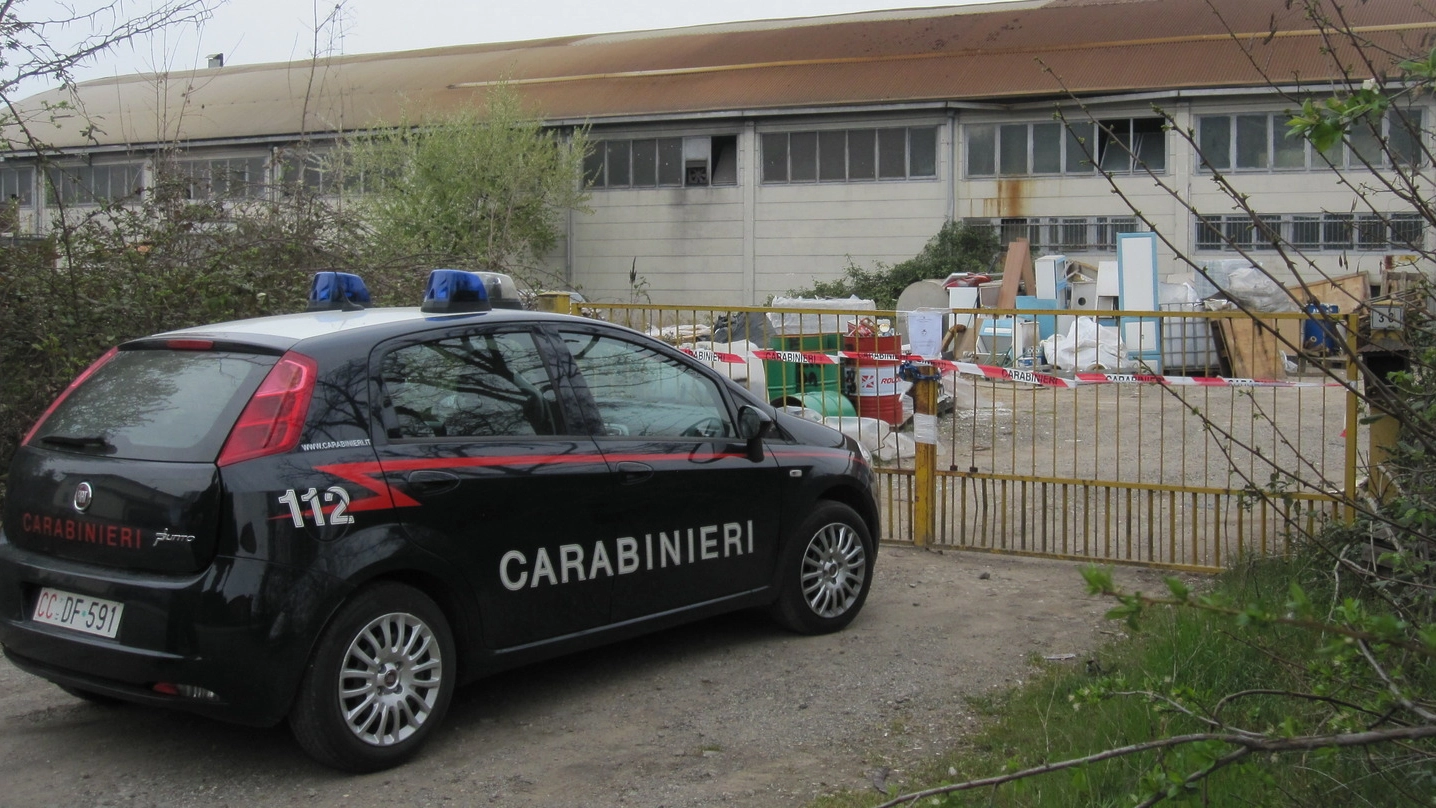 I carabinieri davanti allo stabilimento sequestrato
