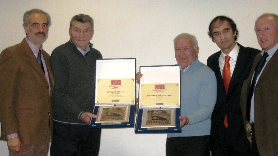 Luciano Panetti e Beniamino Di Giacomo premiati in Provincia nel 2008 (foto d’archivio)