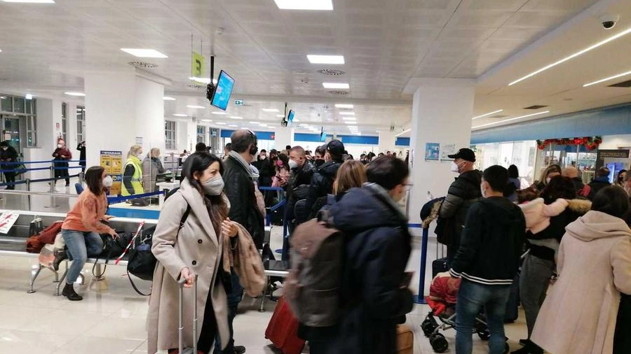 I 120 costretti a un’attesa infinita in aeroporto: "Ci sentiamo presi in giro"
