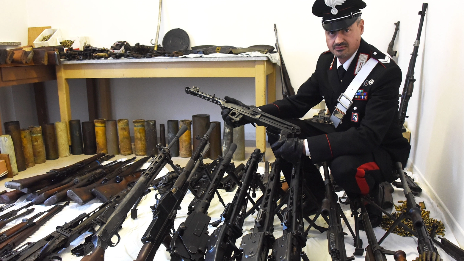 I carabinieri con le armi sequestrate (Foto Migliorini)