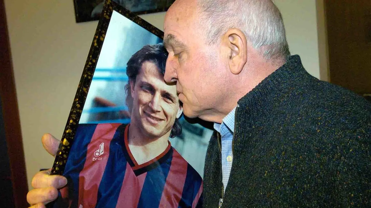l padre di Denis Bergamini, Domizio, mentre bacia la foto del figlio