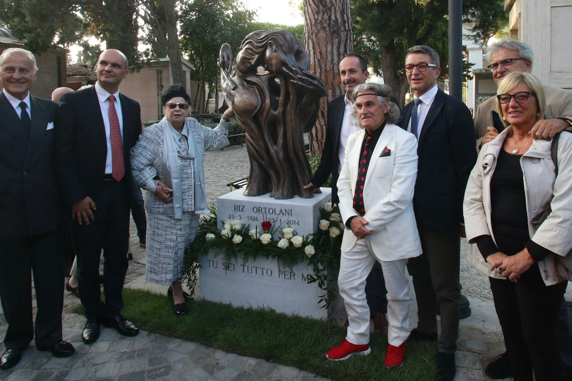 Katyna Ranieri accanto alla scultura
