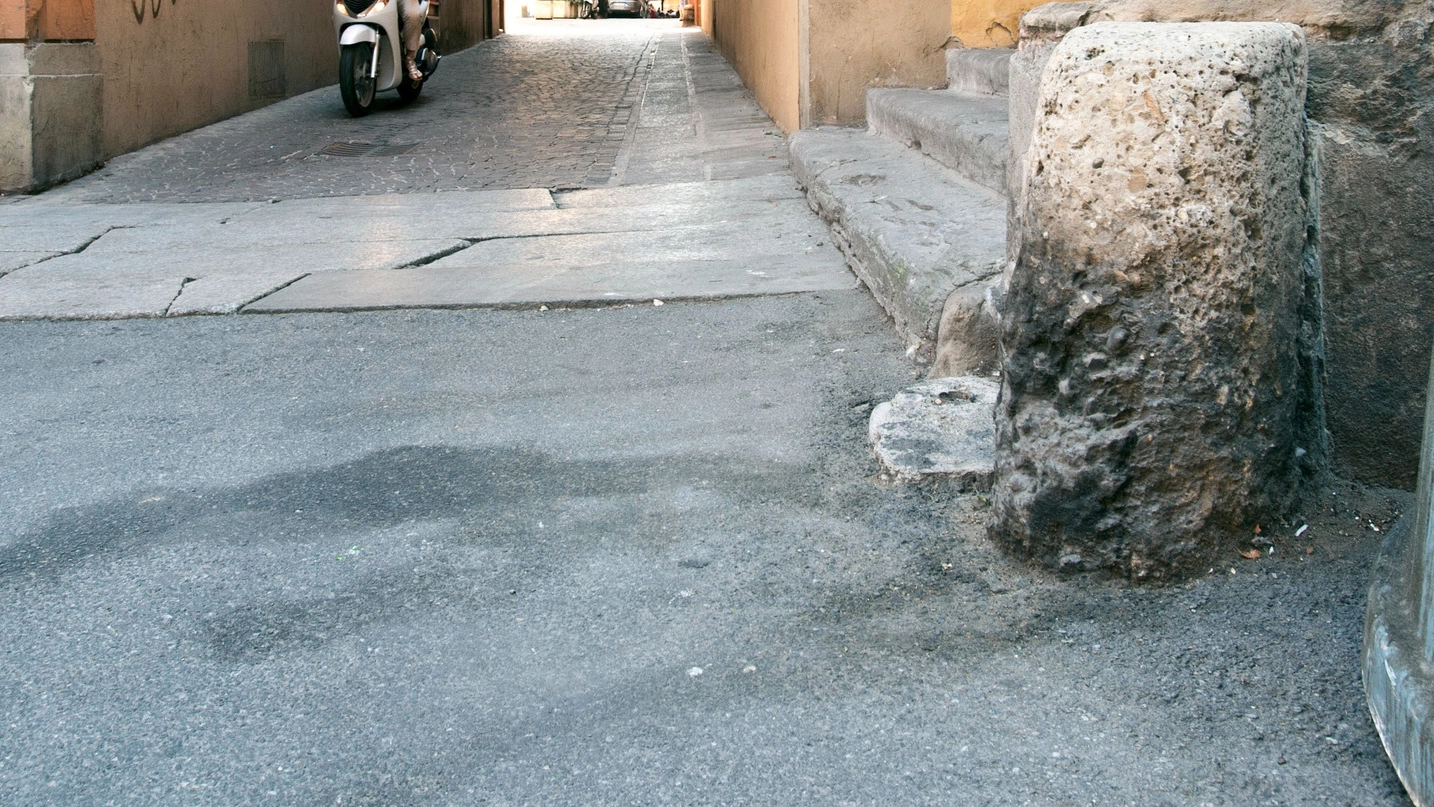 Una strada sporca di urina a Bologna in uno scatto d’archivio (Schicchi)