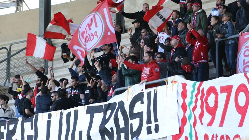 I tifosi della Vis Pesaro (Foto Sgattoni)