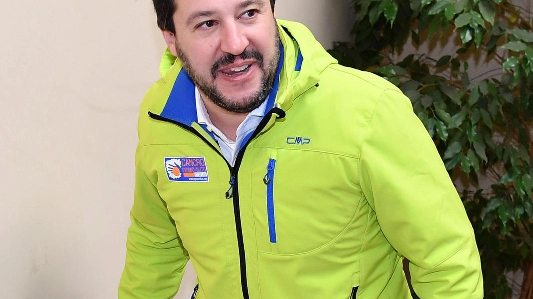 Matteo Salvini a Bologna per visitare la caserma Smiraglia: il leader della Lega ha parlato di referendum (Ansa)