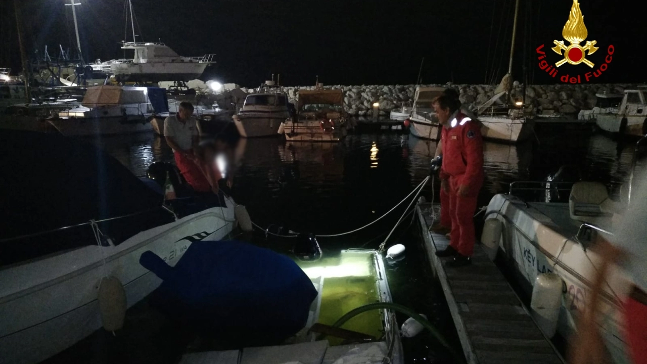 Ancona, barca affondata (e recuperata) al porto turistico