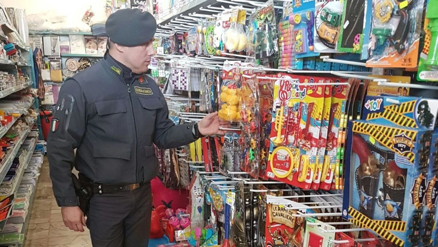 Un agente della Guardia di Finanza controlla i giocattolli