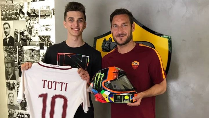 Il pilota Luca Marini ha incontrato il capitano della Roma Francesco Totti a Trigoria