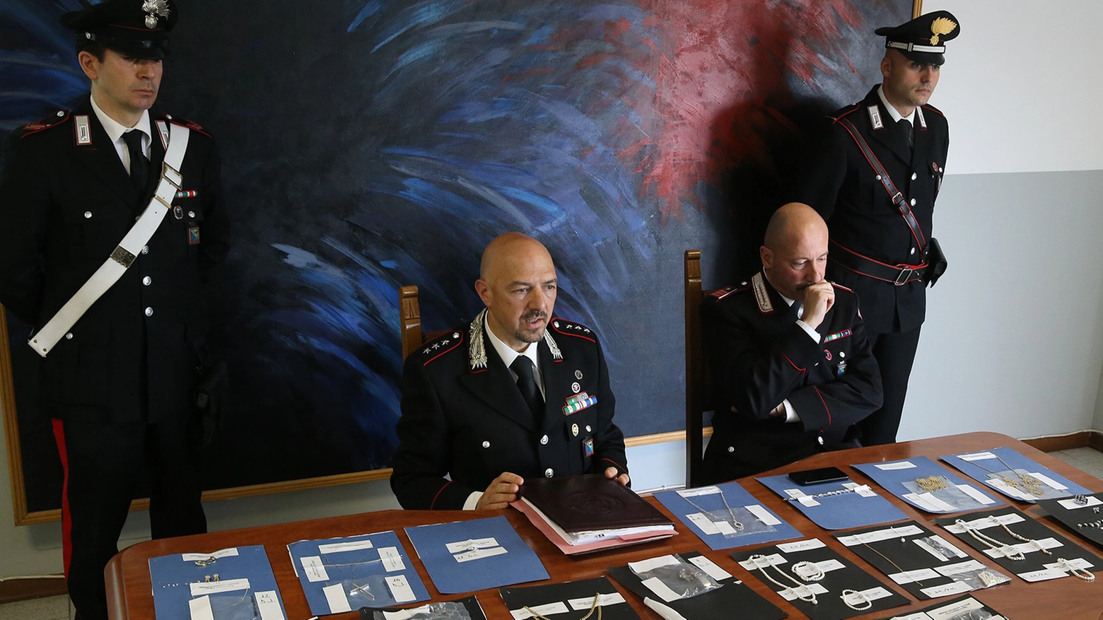I carabinieri mostrano i gioielli rubati (Fotoprint)