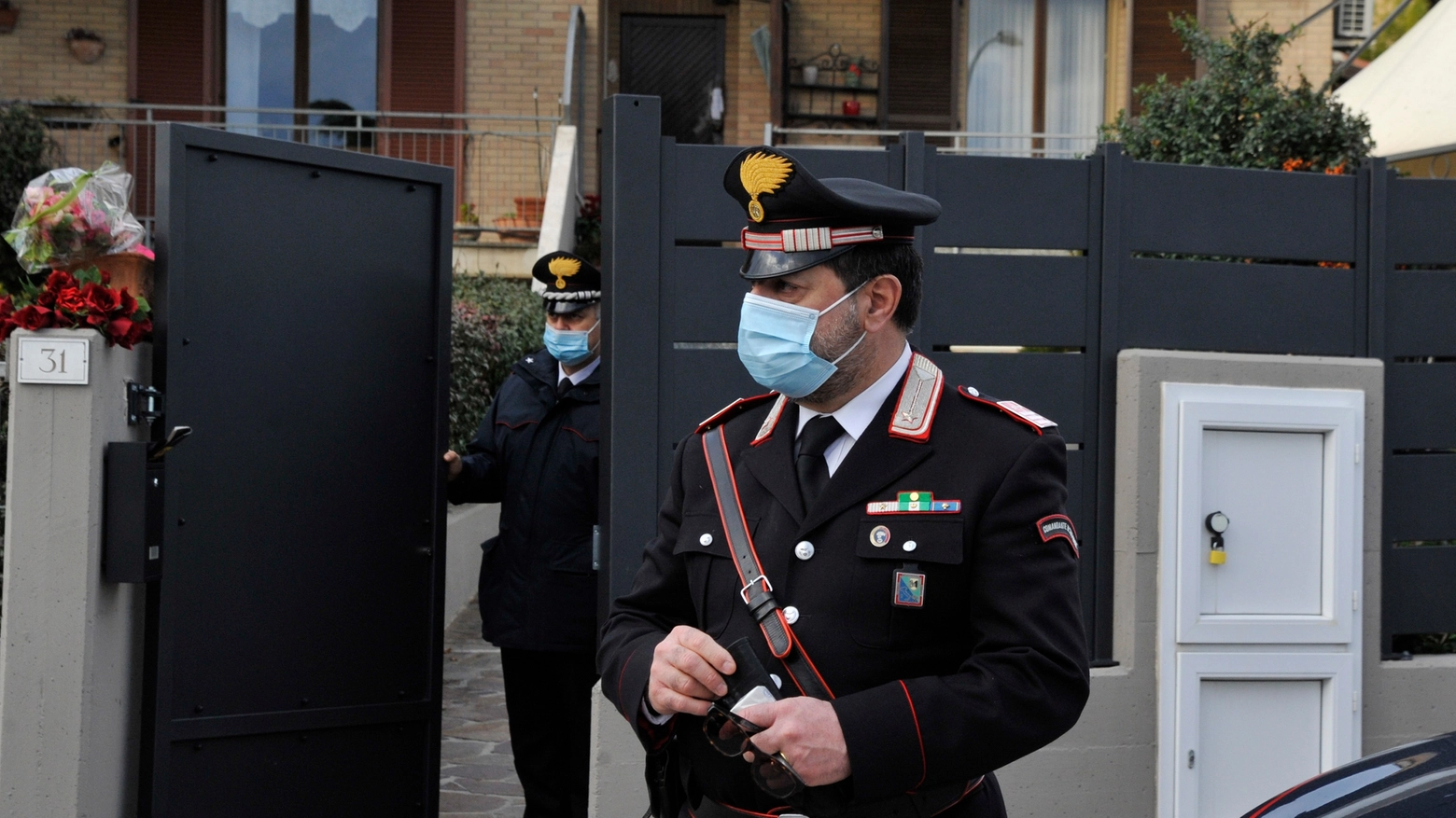 Omicidio di Montecassiano, i carabinieri fuori dalla villetta (Foto Calavita)