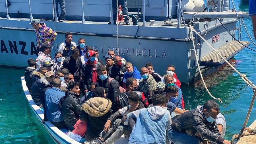 Migranti soccorsi a traghettati a Lampedusa (Ansa)