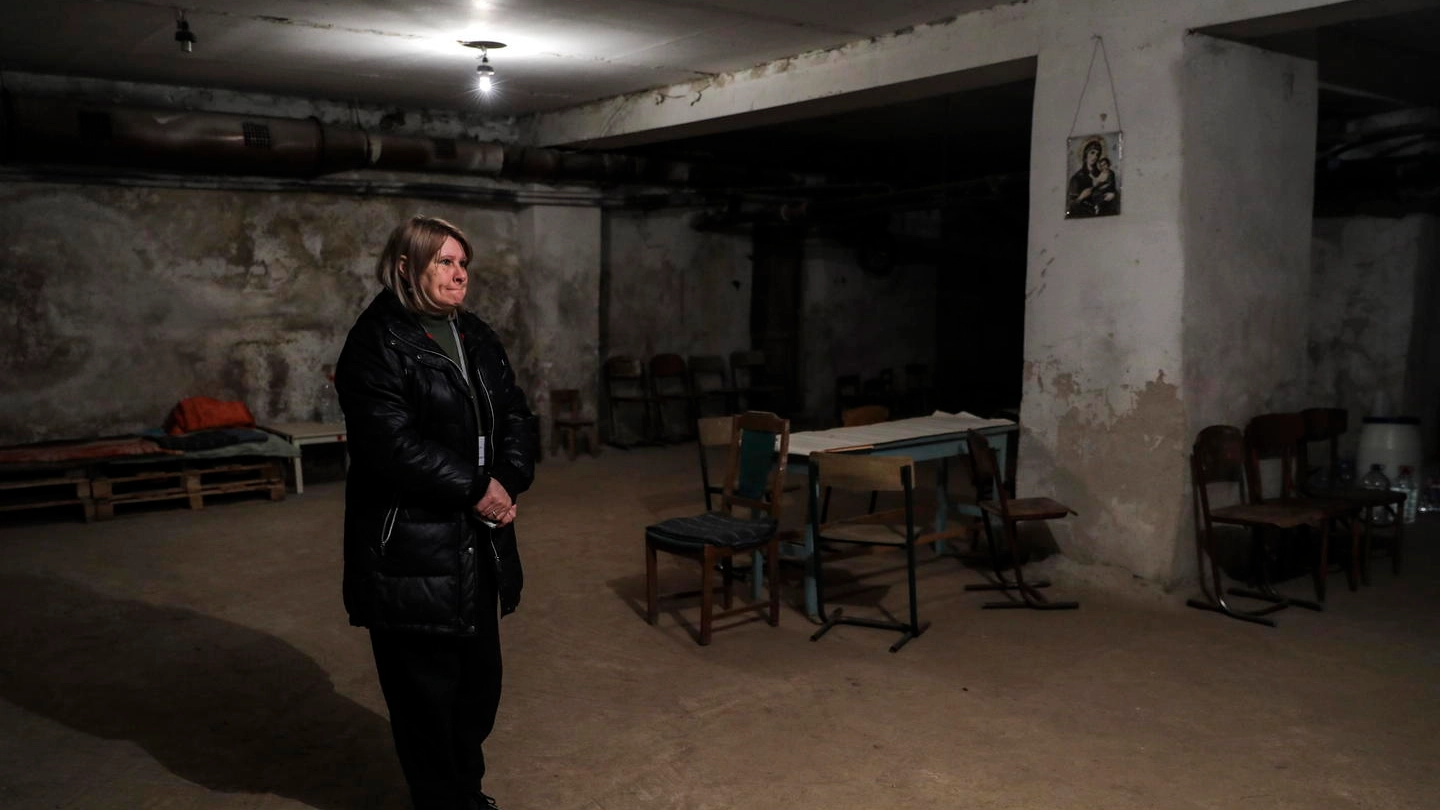 Una donna in un bunker vicino Kiev