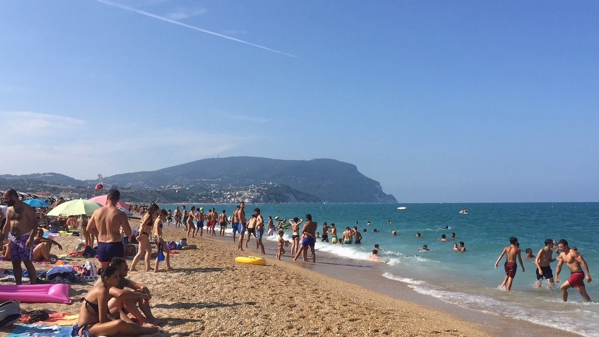 Le due ragazze sono state derubate in spiaggia (Foto Santini)