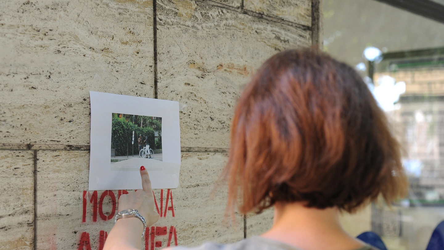 Una delle foto «segnaletiche» che sono state affisse dai cittadini sui muri di viale Gramsci vicino alla farmacia. Ritrare uno degli spacciatori abituali della zona