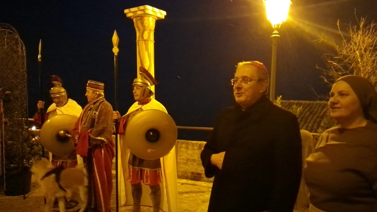 Il vescovo diocesano Carlo Bresciani con i soldati romani di Artocria