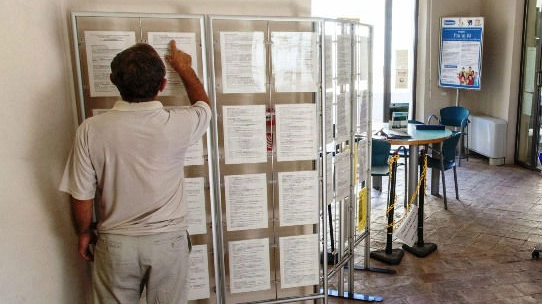 Un utente controlla gli annunci di lavoro al Centro per l'impiego di Pesaro 