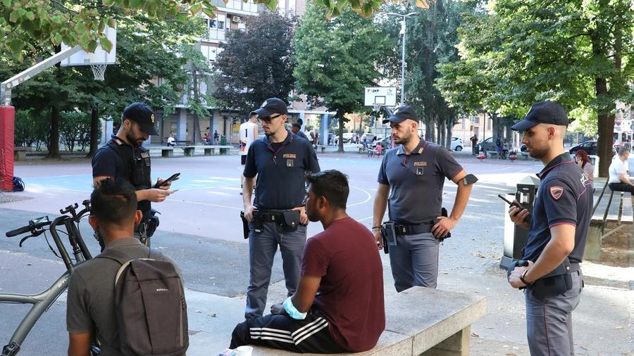 I servizi della polizia in piazza dell’Unità e nelle strade della Bolognina (Foto archivio