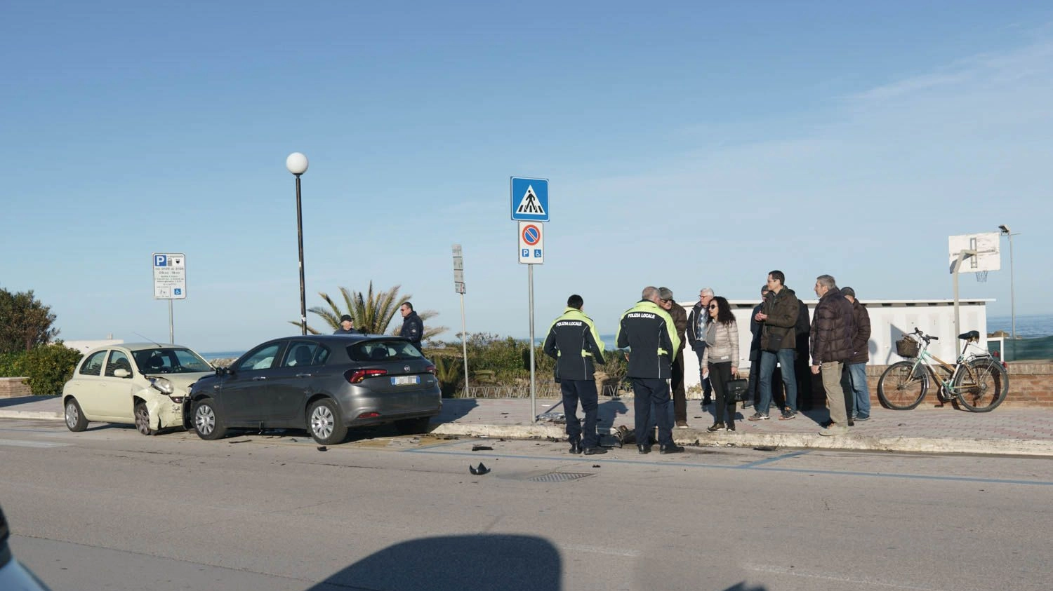 Le auto danneggiate a causa del folle inseguimento (foto Zeppilli)