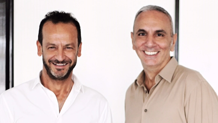 Da sinistra Paolo Gerani, a.d. gruppo Gilmar. e lo stilista Alessandro Dell’Acqua
