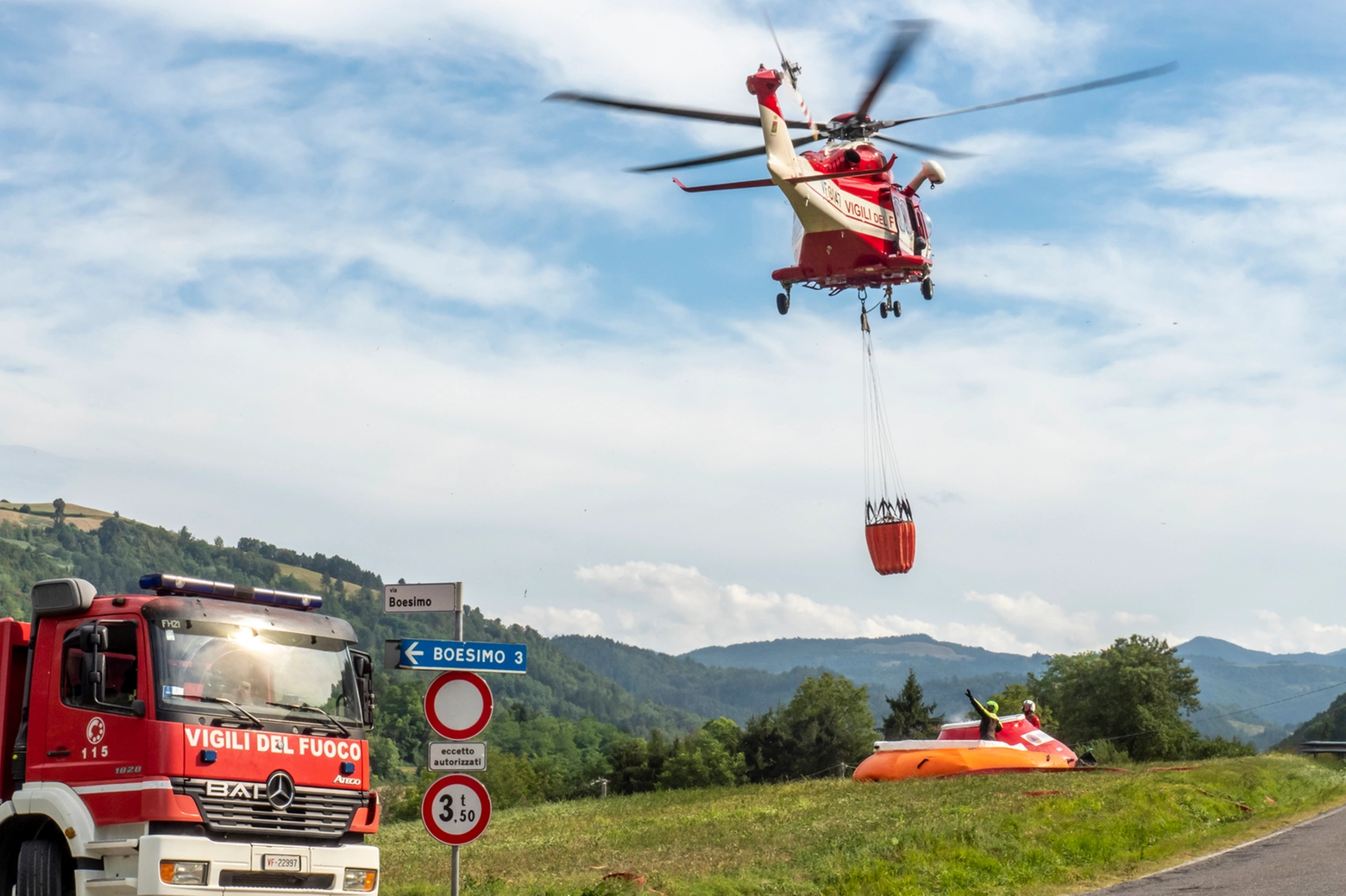 Sul posto sono intervenuti due elicotteri, riforniti d'acqua con l'ausilio di un bacino artificiale