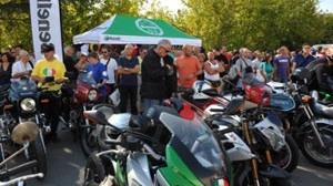 Un gruppo di appassionati con moto Benelli (foto dal sito della Benelli Moto)